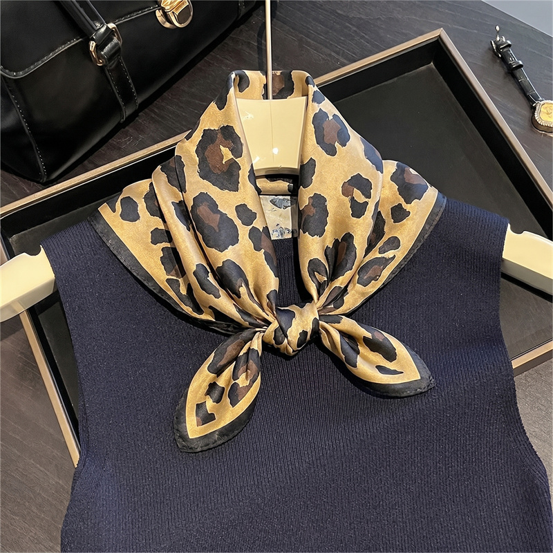 وشاح مربع من الحرير 100% بنقشة - مراجعة Scarf Silk Square وسعره