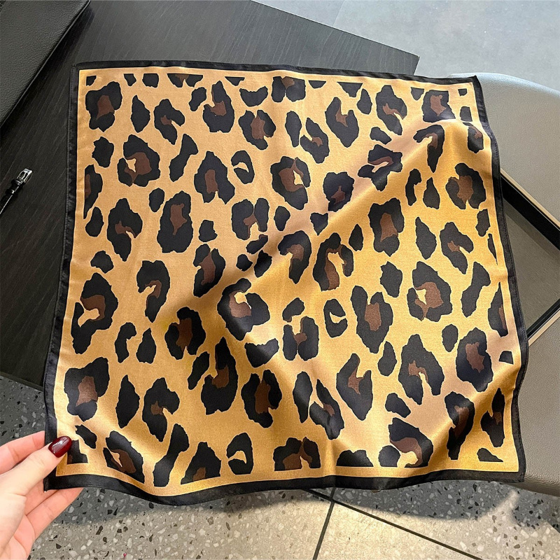 وشاح مربع من الحرير 100% بنقشة - مراجعة Scarf Silk Square وسعره